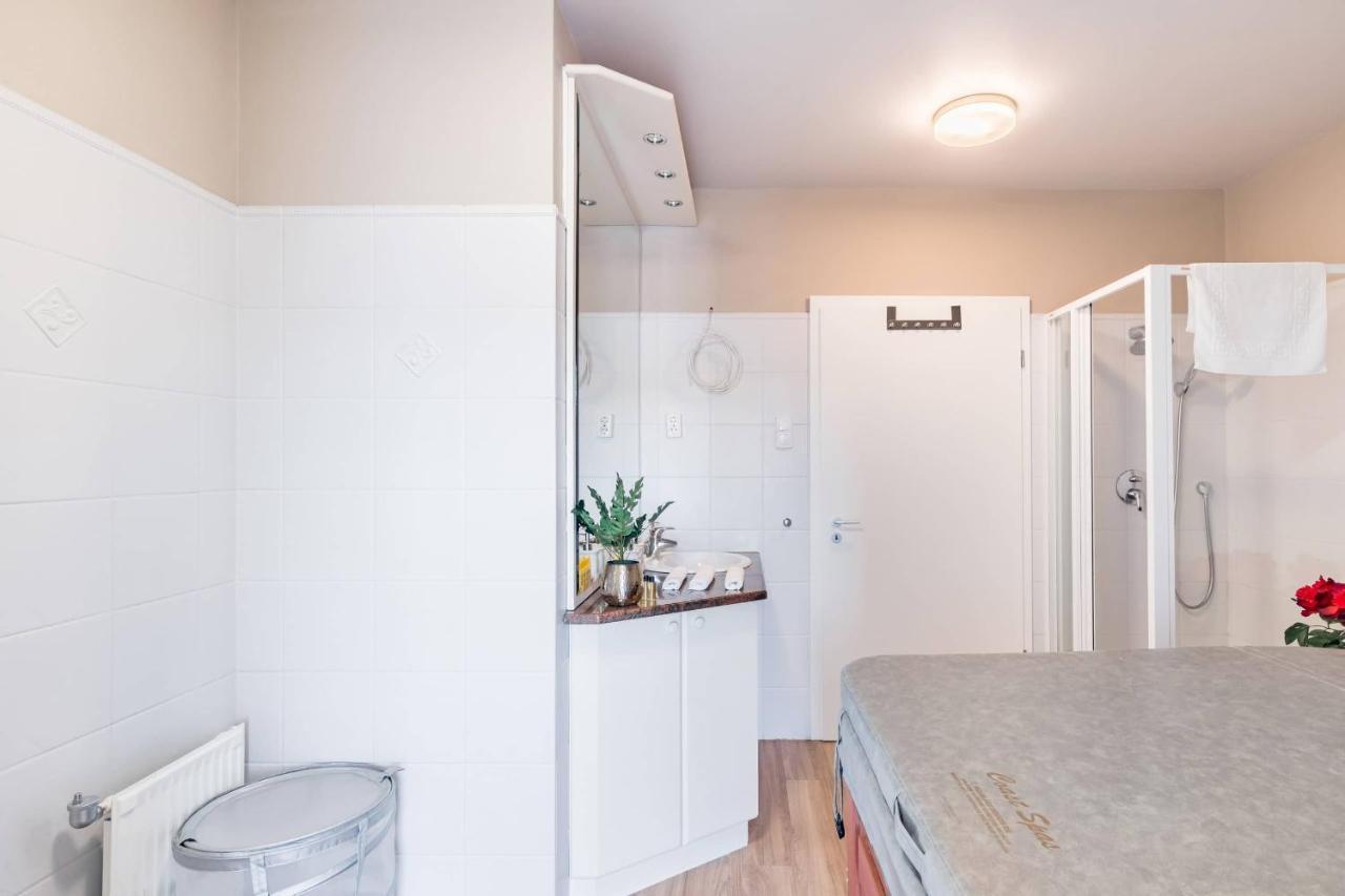 Sunny And Central Penthouse With Private Garage Budapest Luaran gambar